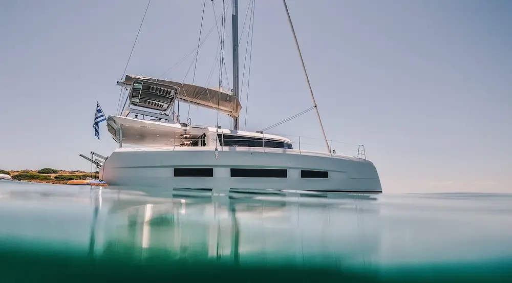 What are the credentials of a reputable yacht rental company?
